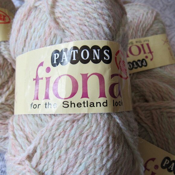 Patons Fiona Yarn Beige 50 g each Lot of 6 Skeins, wool(51%) blend - Picture 3 of 3